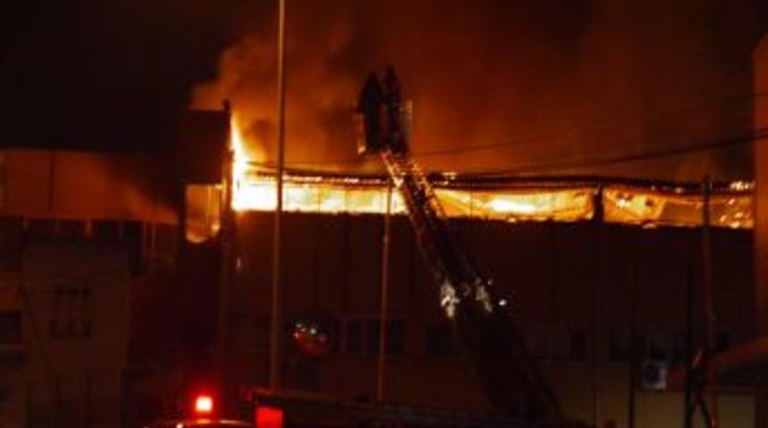 Sefaköy'de tekstil fabrikasında yangın