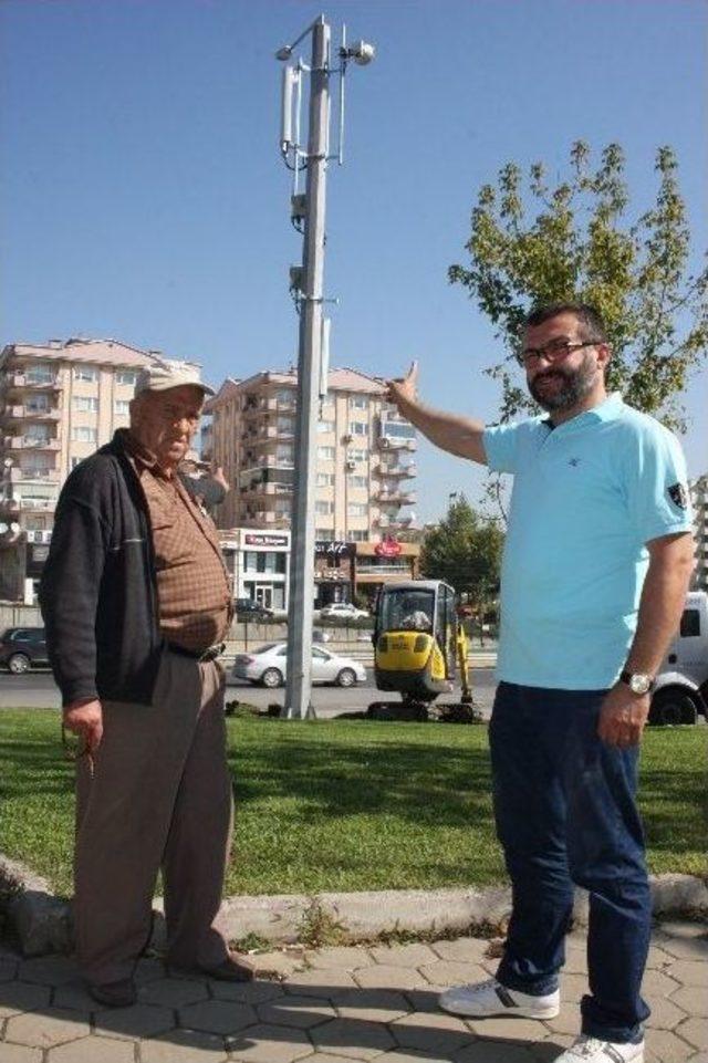 Annesinin Adına Yaptırdığı Parka Gece Yarısı Baz İstasyonu Kurdular