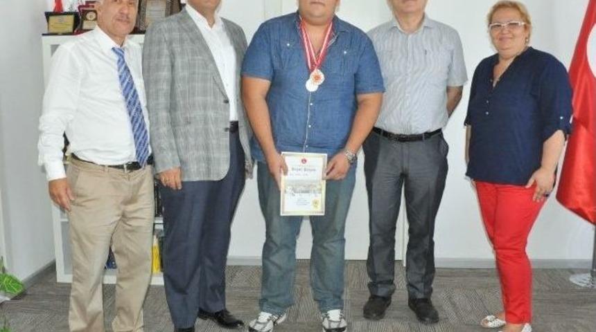 İzmir &Uuml;niversitesi&rsquo;nde Yine Madalya Mutluluğu