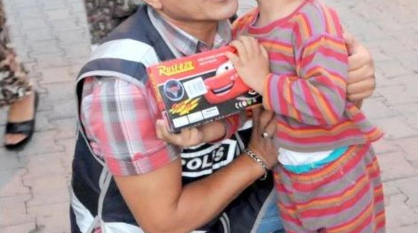 Mahalleye Şafak Operasyonu, &Ccedil;ocuklara Oyuncak