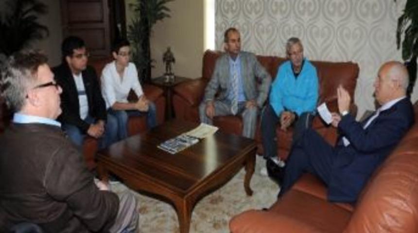 Mavi Kapak Toplayan &Ouml;ğrencilere Başkan Yaşar&rsquo;dan Sertifika