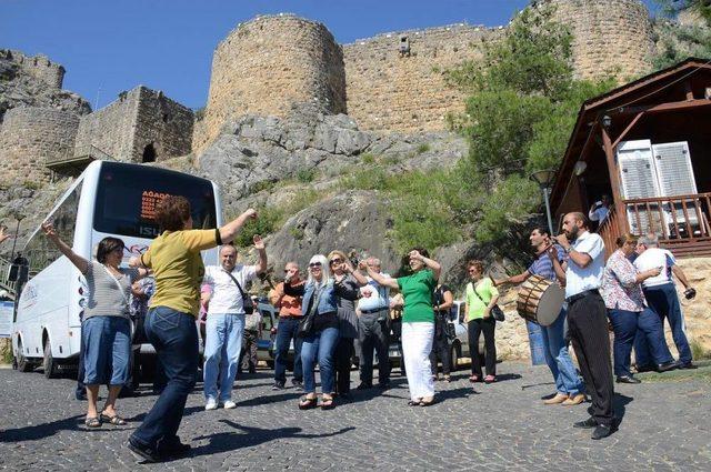 Turistler Davul Zurna Eşliğinde Çiftetelli Oynadı