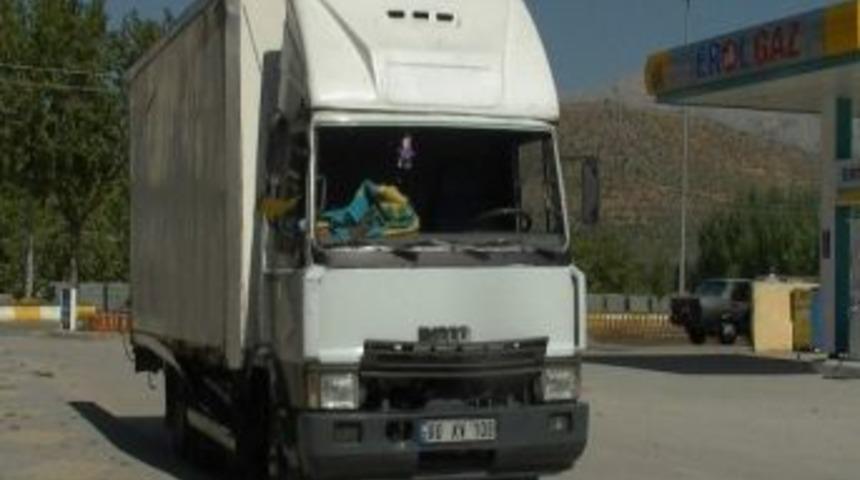 Kamyon İle Otomobil &Ccedil;arpıştı: 3 Yaralı