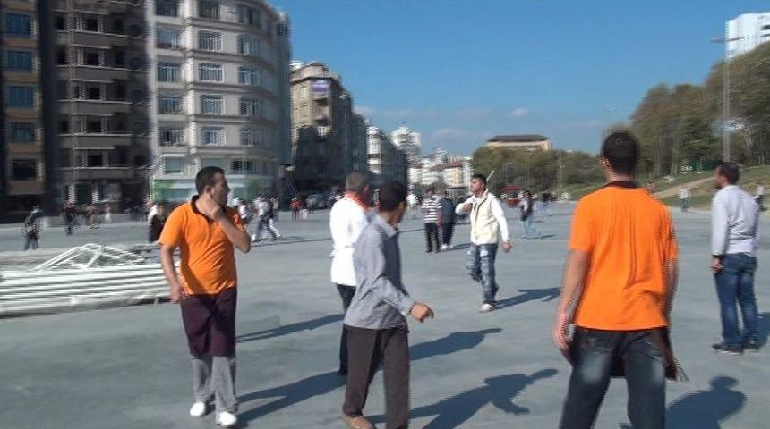 Taksim'de D&ouml;ner Bı&ccedil;aklı Şahıs Polisi Alarma Ge&ccedil;irdi