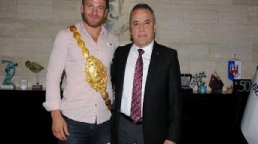 Konyaaltı Belediyesi G&uuml;reş&ccedil;isi Başpehlivan Oldu