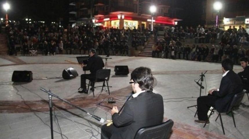 Neşet Ertaş Karab&uuml;k'te T&uuml;rk&uuml;lerle Anıldı