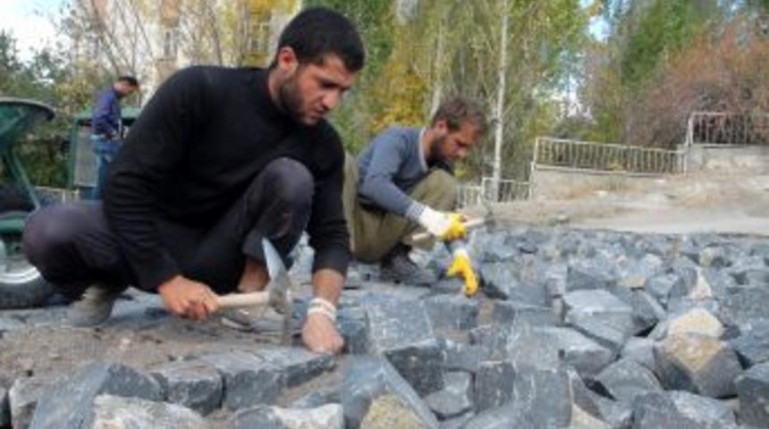Dumlu Mahallesi'nde Yollara Taş D&ouml;şeniyor