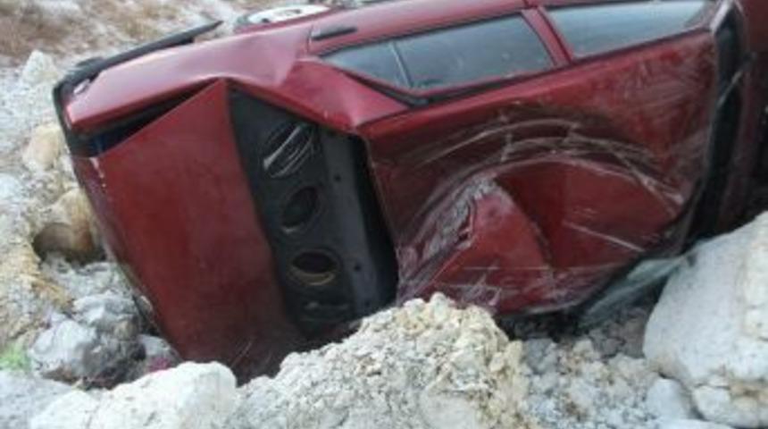 Otomobil Şarampole Yuvarlandı: 1 &Ouml;l&uuml;, 2 Yaralı