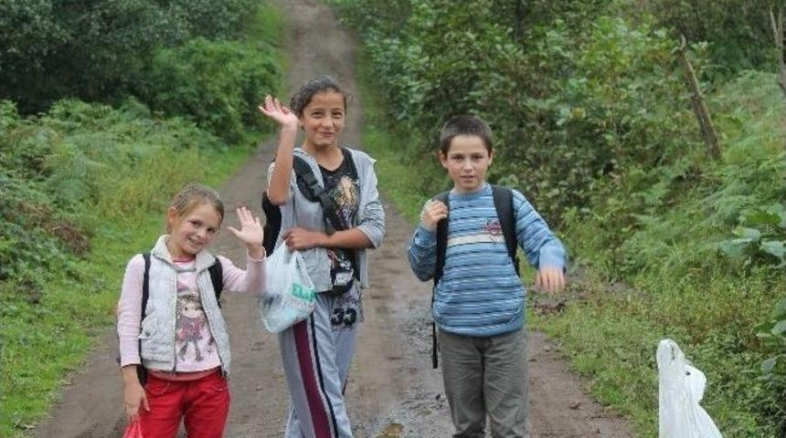 Minik &Ouml;ğrencilerin Okul Yolu &Ccedil;ile Dolu