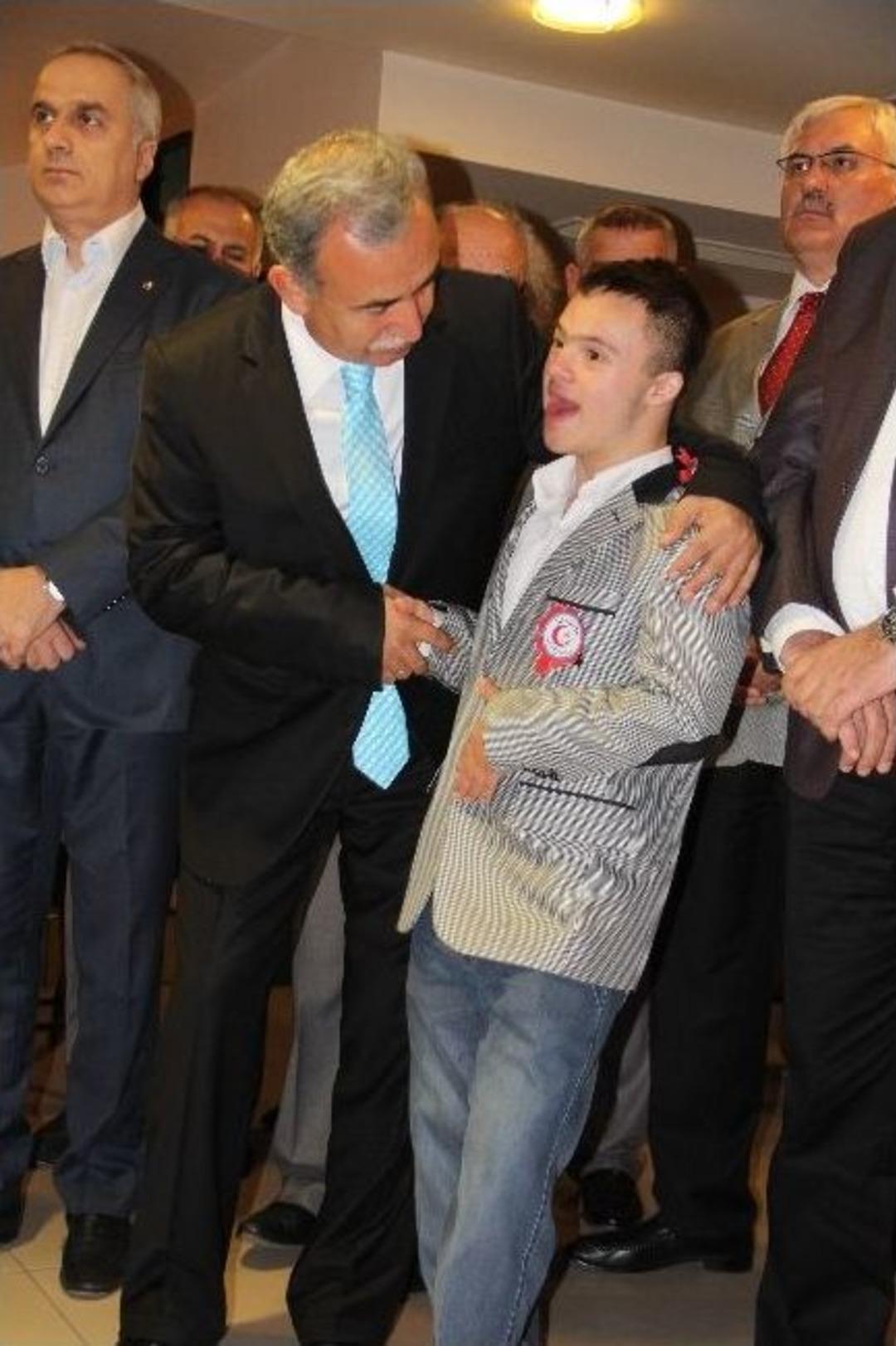 Engelli &Ccedil;ocuklar Fati İle Y&uuml;r&uuml;d&uuml;