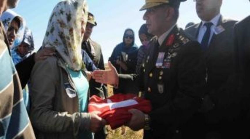 Kalp Krizi Sonucu Şehit D&uuml;şen Asker Son Yolculuğuna Uğurlandı