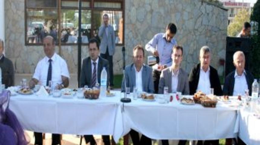 Bergama Kaymakamı Kolsuz Siyaset, Iş D&uuml;nyası Ve B&uuml;rokrasiyle Kahvaltıda Buluştu