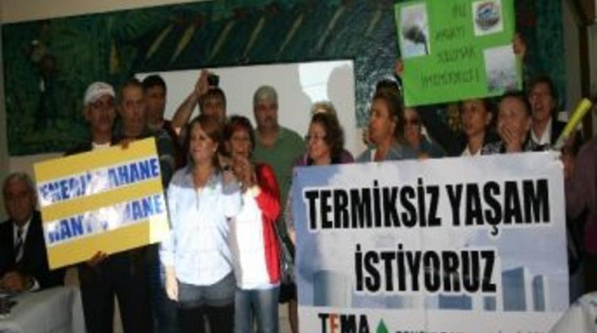 Protestolar Kesilmeyince Toplantı Başlamadan Bitti