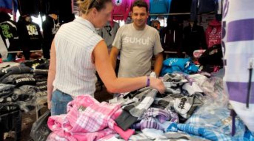Yaz Sıcağında Kışlık Giysi Satan Esnaf, Taleplere Cevap Vermede Zorlanıyor