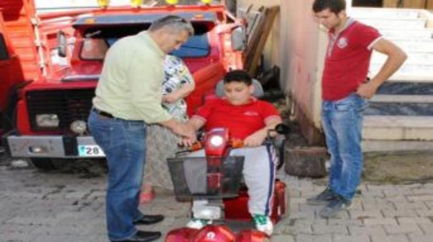 Başkan Aksu, Engelli Gence Ak&uuml;l&uuml; Ara&ccedil; Hediye Etti