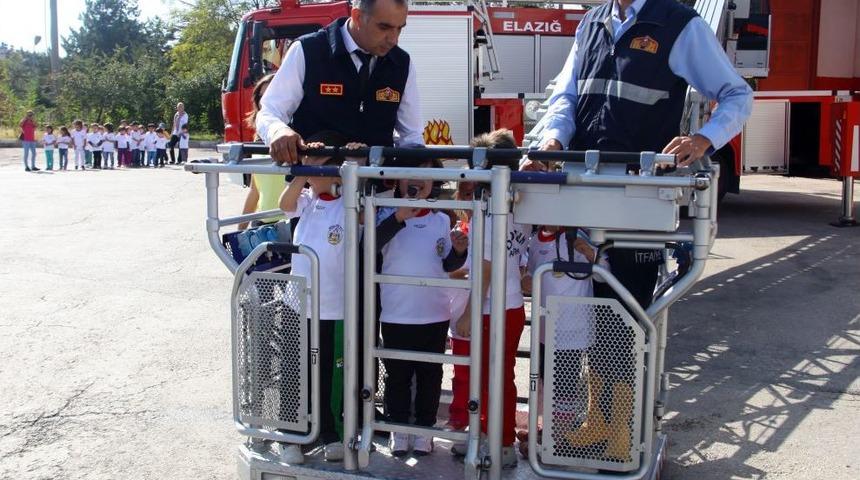 Minik &Ouml;ğrenciler Itfaiyecilere &Ccedil;i&ccedil;ek Verdi