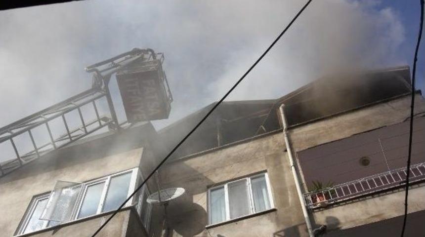 &Ccedil;atı Katında &Ccedil;ıkan Yangın Korkuttu