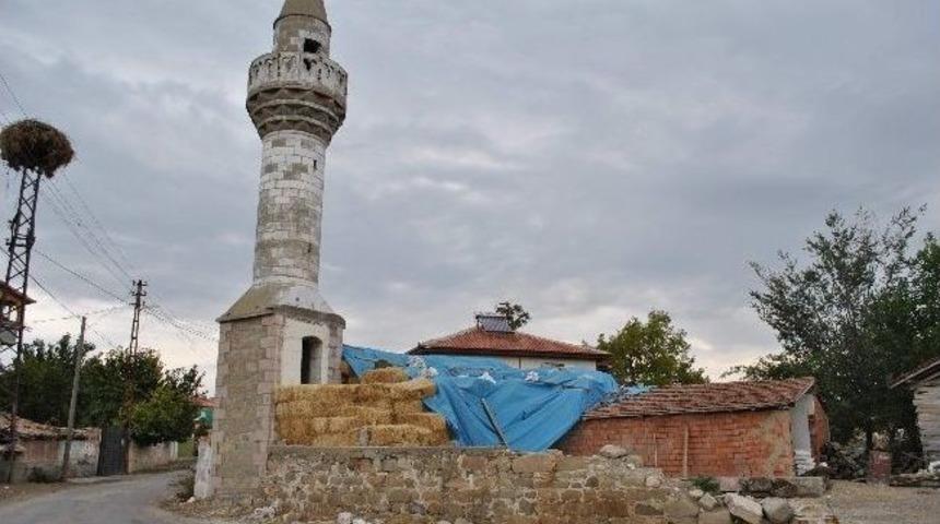 Yıkılan Caminin 100 Yılık Minaresi Tek Başına Kaldı