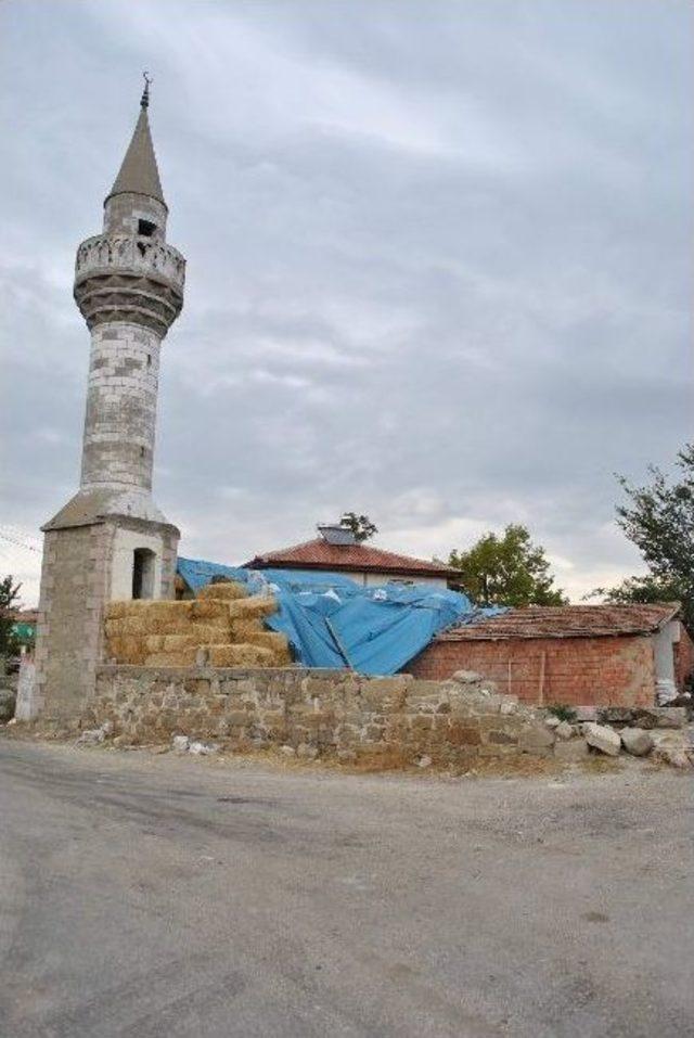 Yıkılan Caminin 100 Yılık Minaresi Tek Başına Kaldı