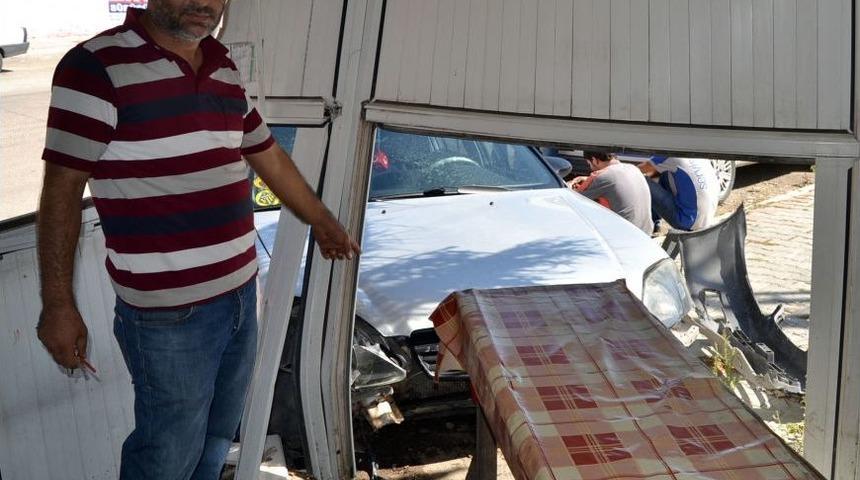 Kontrolden &Ccedil;ıkan Ara&ccedil; Ekmek B&uuml;fesine &Ccedil;arparak Durabildi