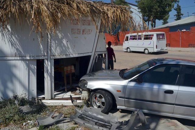 Kontrolden Çıkan Araç Ekmek Büfesine Çarparak Durabildi