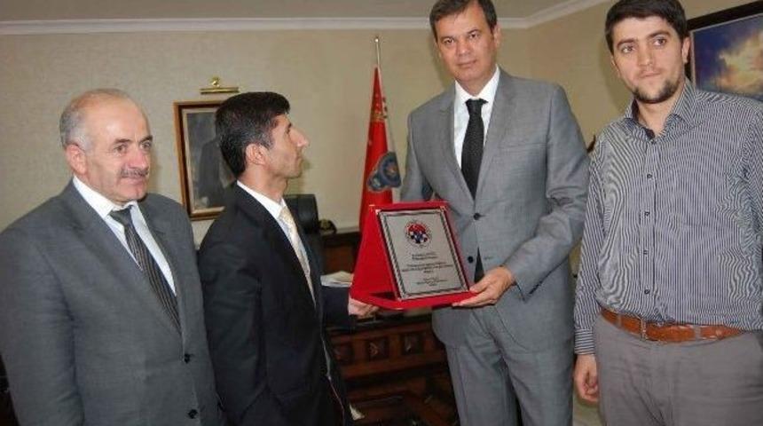 Emniyet M&uuml;d&uuml;r&uuml; Akg&uuml;&ccedil;&rsquo;e Teşekk&uuml;r Plaketi