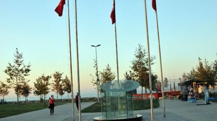 Şehitlik Anıtı Da Vandallardan Nasibini Aldı