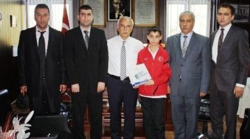 Başarılı Sporcu &Ouml;ğrenciye Kitap Hediyesi