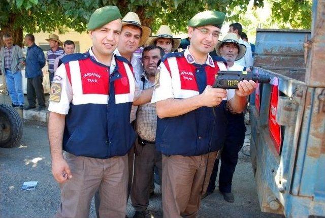 Salihli’de Traktör Sürücülerine Reflektör Dağıtıldı