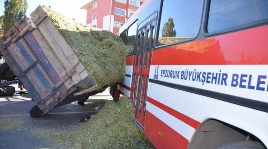 Erzurum&rsquo;da Saman Y&uuml;kl&uuml; Trakt&ouml;r Otob&uuml;se &Ccedil;arptı