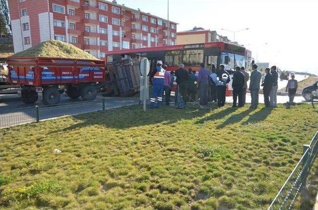 Erzurum’da Saman Yüklü Traktör Otobüse Çarptı