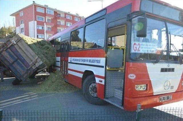 Erzurum’da Saman Yüklü Traktör Otobüse Çarptı