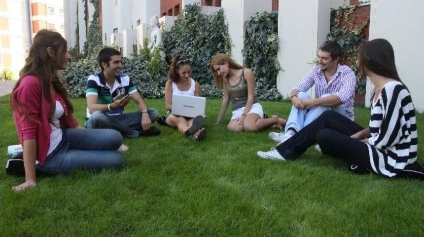 İzmir Ekonomi, Aydınlık Bir Gelecek Vadediyor