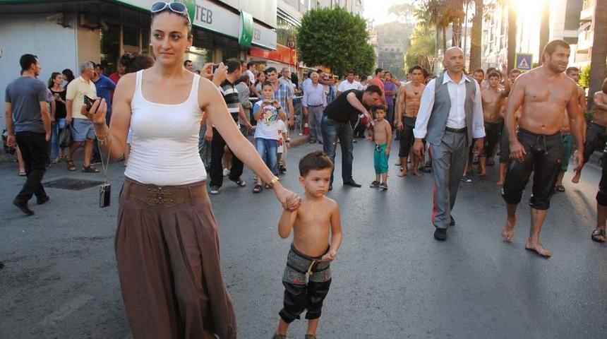 Pehlivanlar, Asfalt Yolda Peşrev &Ccedil;ekti
