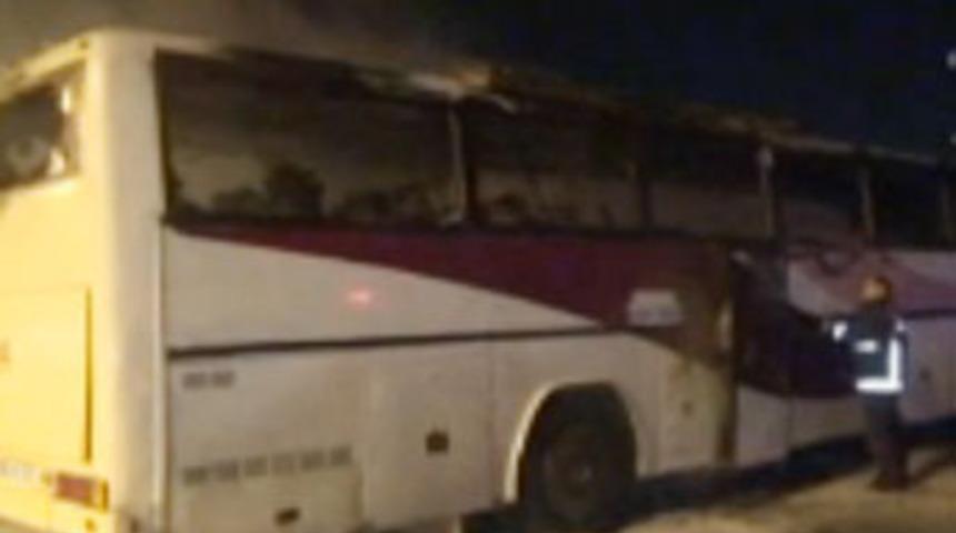 Beşiktaş'ta polislere kızan şahıs otob&uuml;s&uuml;n&uuml; yaktı