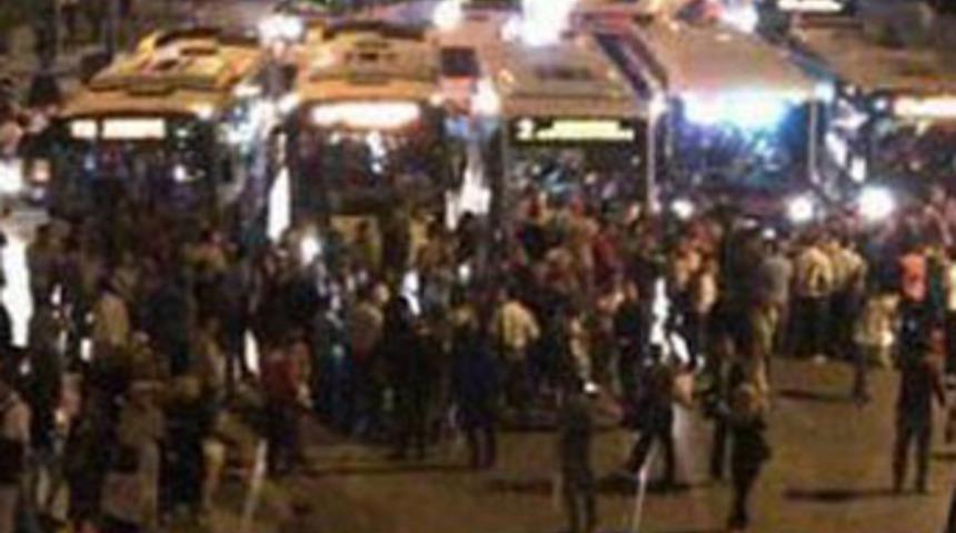 Otob&uuml;s gecikince caddeyi trafiğe kapattılar