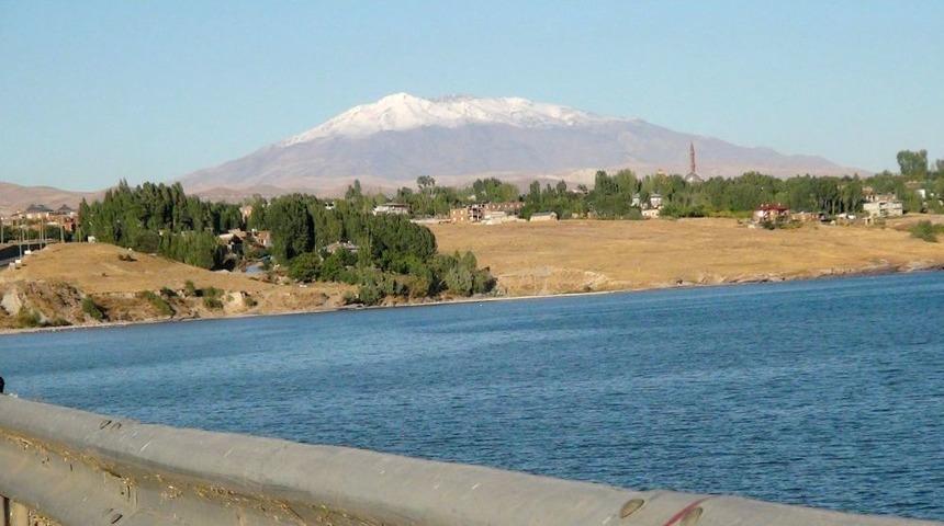 Bitlis&rsquo;te Y&uuml;ksek Kesimlere Yılın Ilk Karı D&uuml;şt&uuml;