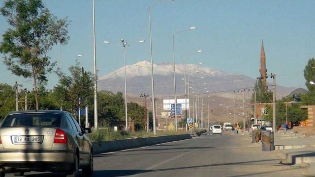 Bitlis’te Yüksek Kesimlere Yılın Ilk Karı Düştü