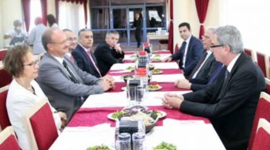 İzmir&rsquo;de Tıp Eğitiminde G&uuml;&ccedil; Birliğine Devam