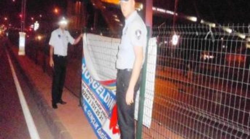 İzmit Belediyesi'nden Afiş Kirliliğine Ge&ccedil;it Yok