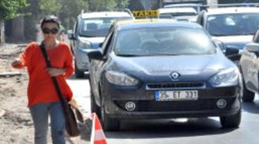 Belediyenin Kaldırım &Ccedil;alışması Vatandaşı Yolundan Etti