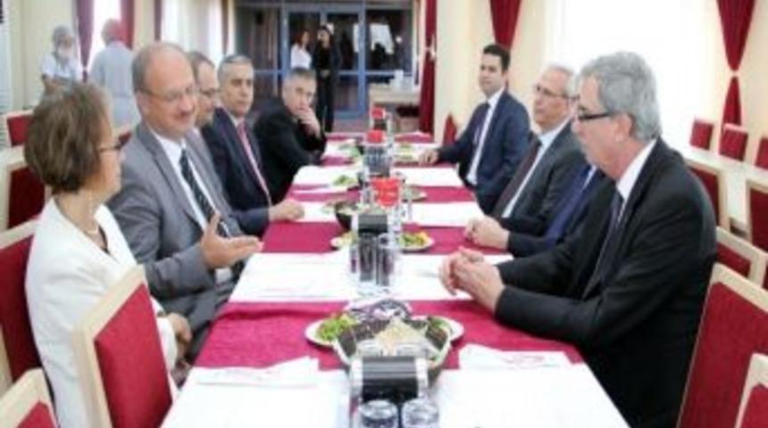 İzmir&rsquo;de Tıp Eğitiminde G&uuml;&ccedil;birliğine Devam