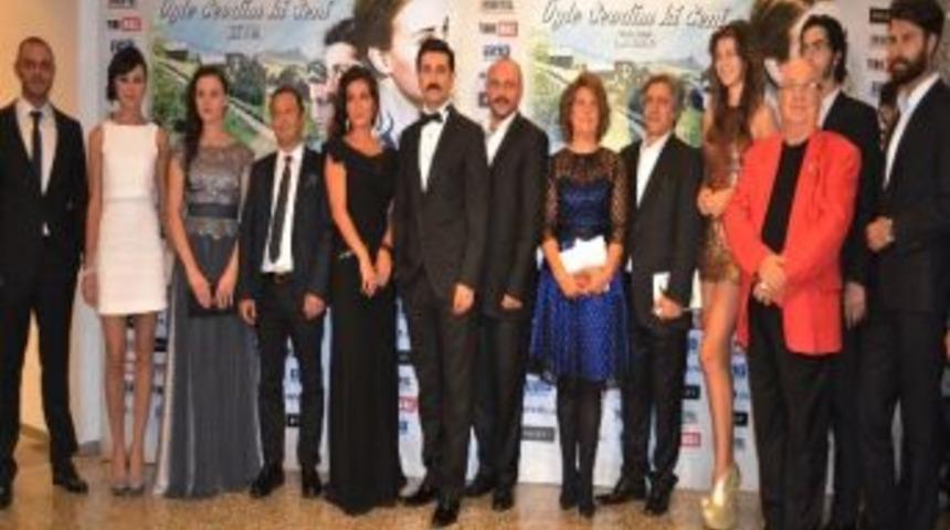 &lsquo;&ouml;yle Sevdim Ki Seni&rsquo; Filmine İstanbul&rsquo;da Muhteşem Gala