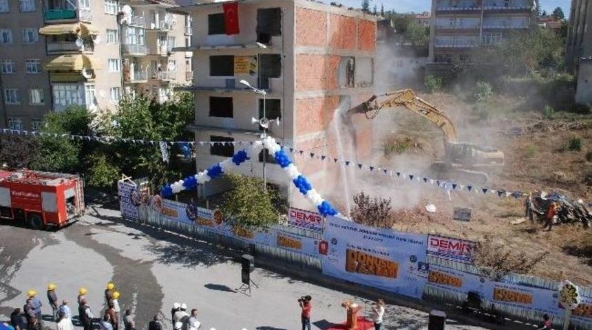 Tokat&rsquo;ta Riskli Binaların Yıkımı Başladı