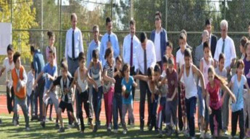 Vali Yılmaz Arslan, &Ccedil;ocuklarla Atletizm Yarışması Yaptı