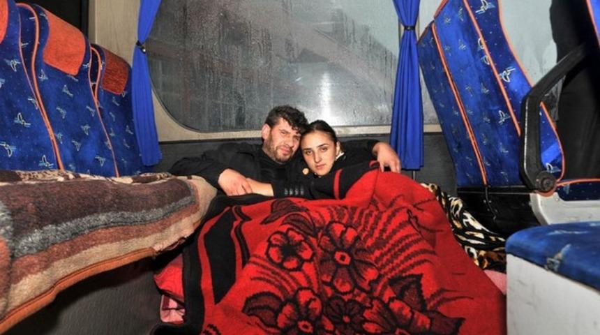 Rize'de yeni evli &ccedil;ift midib&uuml;ste yaşıyor