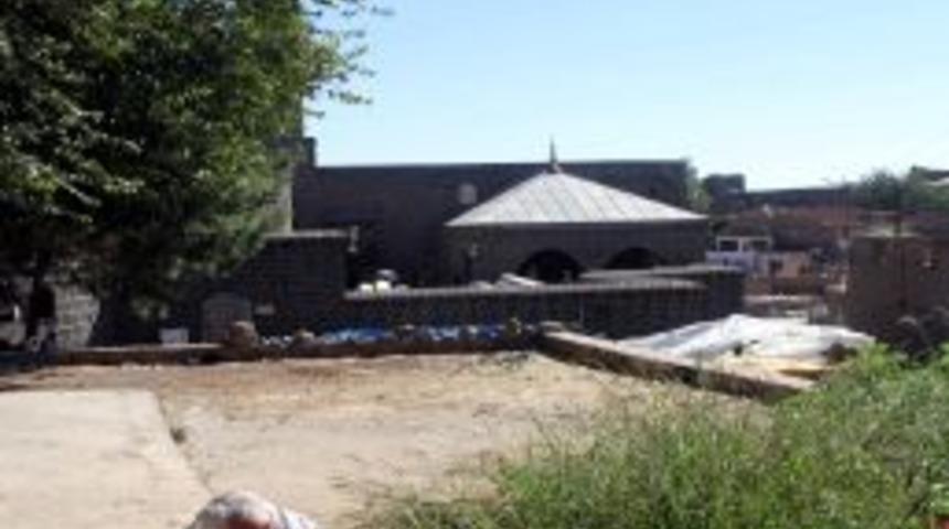 Şehit Sahabeler Ziyaretini Işkenceye D&ouml;n&uuml;şt&uuml;ren Uygulamalar