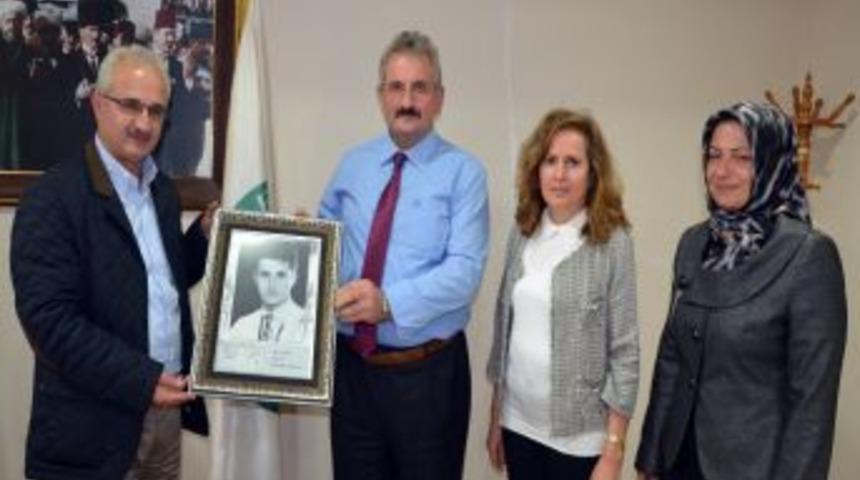 Başkan &Ccedil;akır'a Mezun Olduğu Okuldan Hediye