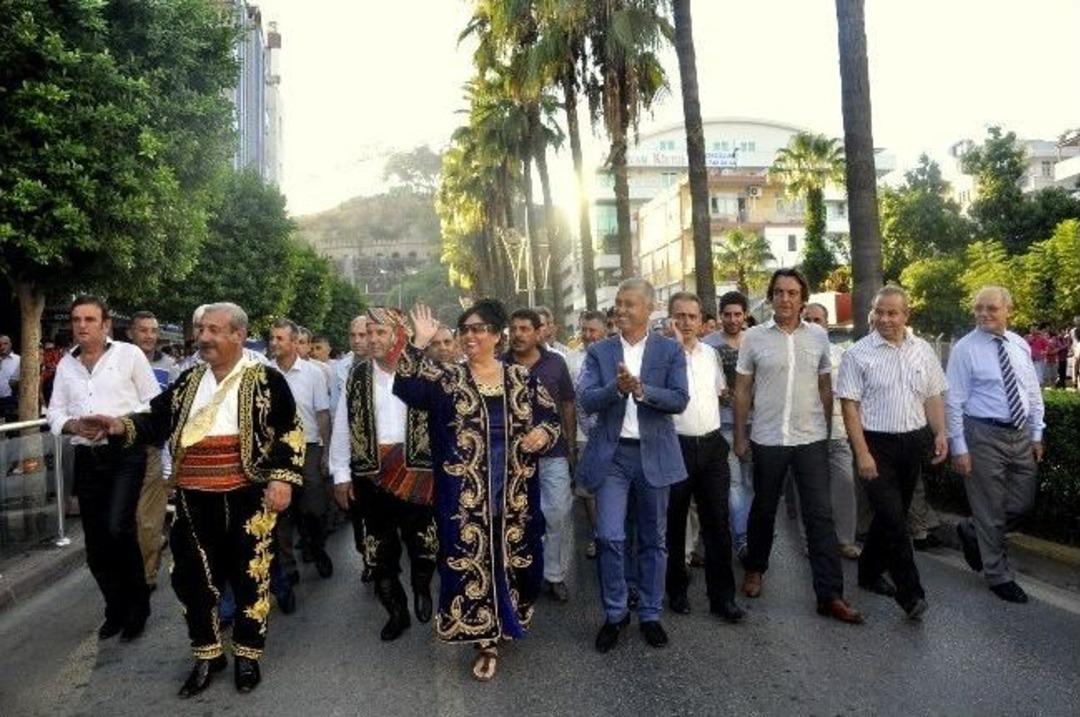 G&uuml;reşlerde Muhteşem Kortej