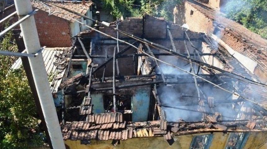 &Ouml;demiş'te Kullanılmayan Ev Yandı